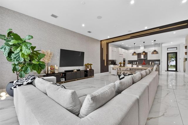 8126 NW 48th Ter, Doral, FL 33166