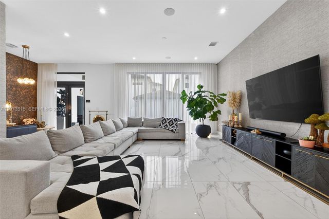 8126 NW 48th Ter, Doral, FL 33166