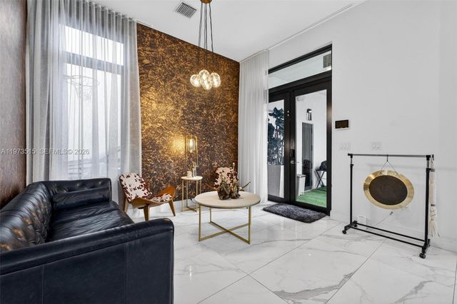 8126 NW 48th Ter, Doral, FL 33166