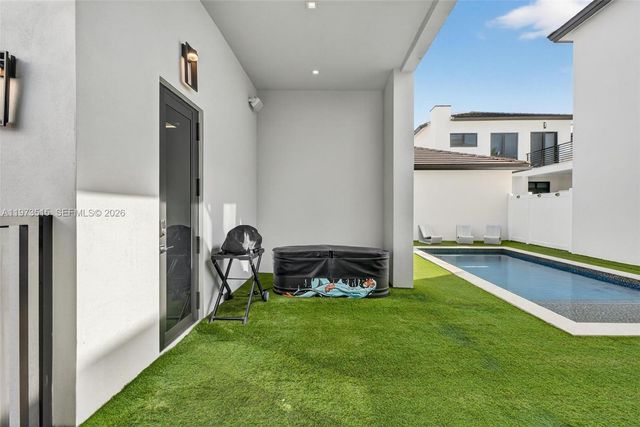 8126 NW 48th Ter, Doral, FL 33166