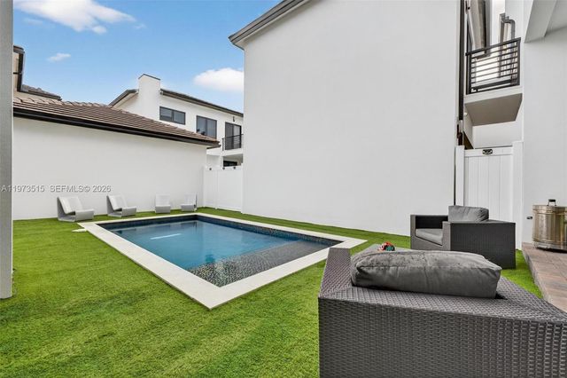 8126 NW 48th Ter, Doral, FL 33166