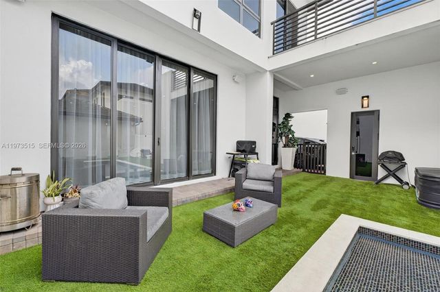 8126 NW 48th Ter, Doral, FL 33166