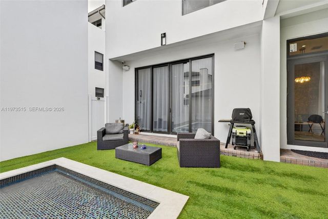 8126 NW 48th Ter, Doral, FL 33166