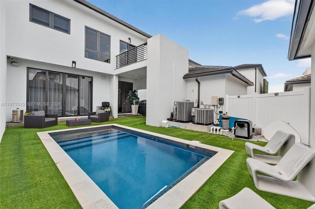 8126 NW 48th Ter, Doral, FL 33166