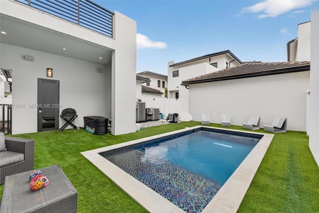 8126 NW 48th Ter, Doral, FL 33166