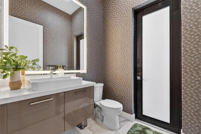 8126 NW 48th Ter, Doral, FL 33166