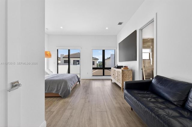 8126 NW 48th Ter, Doral, FL 33166