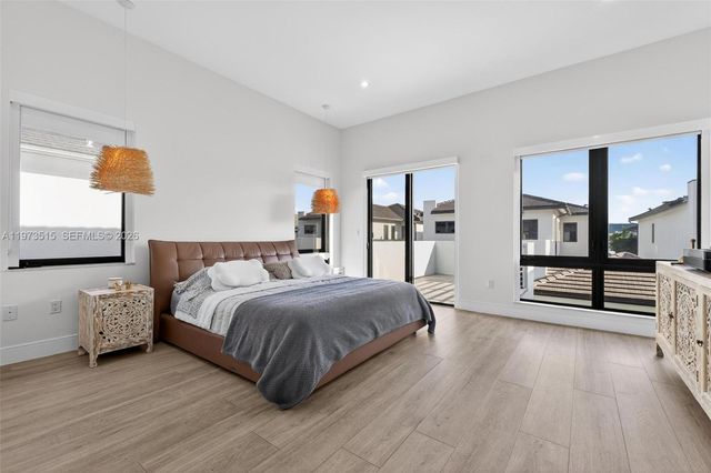 8126 NW 48th Ter, Doral, FL 33166