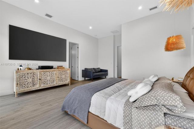 8126 NW 48th Ter, Doral, FL 33166