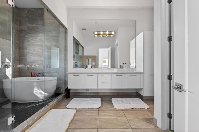 8126 NW 48th Ter, Doral, FL 33166