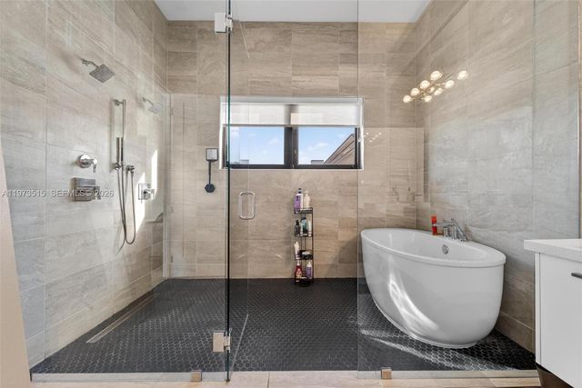 8126 NW 48th Ter, Doral, FL 33166