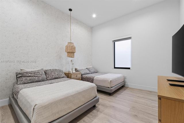 8126 NW 48th Ter, Doral, FL 33166