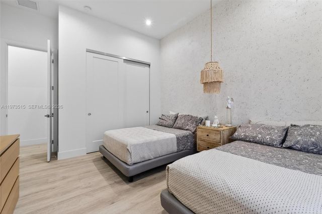 8126 NW 48th Ter, Doral, FL 33166