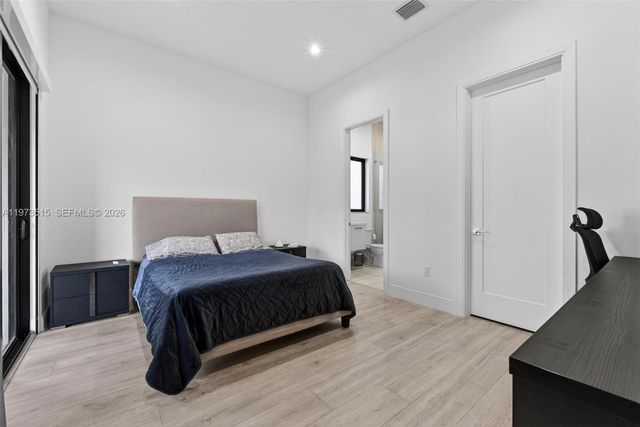 8126 NW 48th Ter, Doral, FL 33166