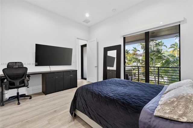 8126 NW 48th Ter, Doral, FL 33166