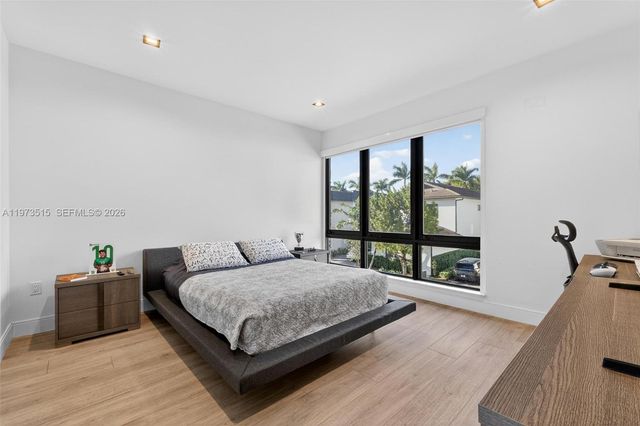 8126 NW 48th Ter, Doral, FL 33166