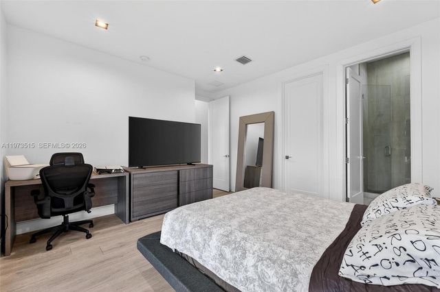 8126 NW 48th Ter, Doral, FL 33166