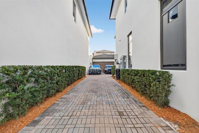 8126 NW 48th Ter, Doral, FL 33166