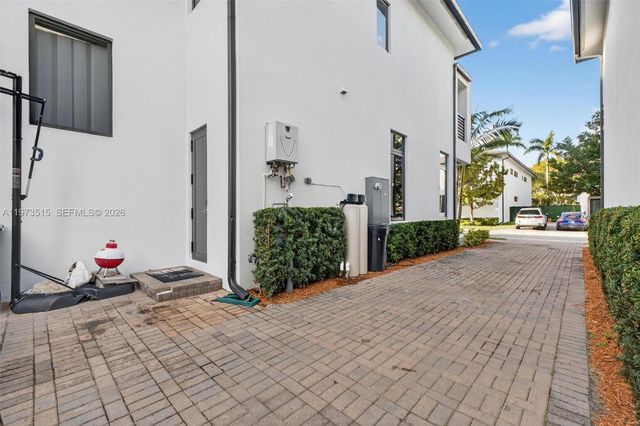 8126 NW 48th Ter, Doral, FL 33166