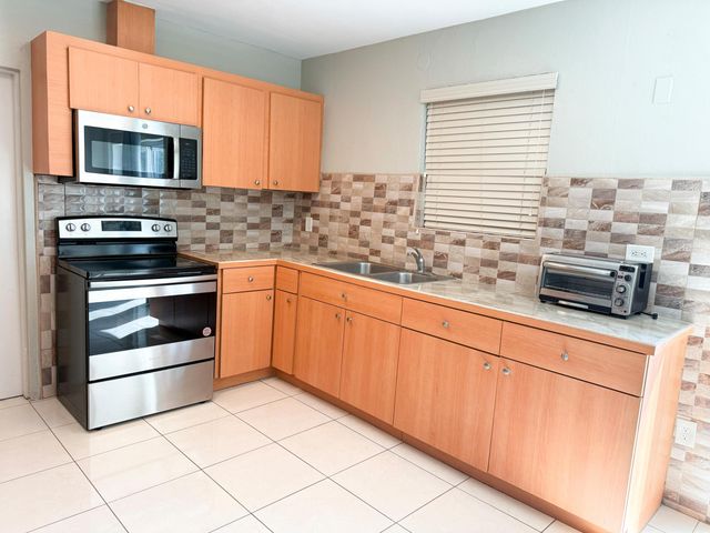 19731 NW 4TH Avenue, Miami Gardens, FL 33169