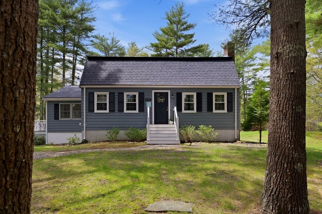 117 Pelham St, Pembroke, MA 02359