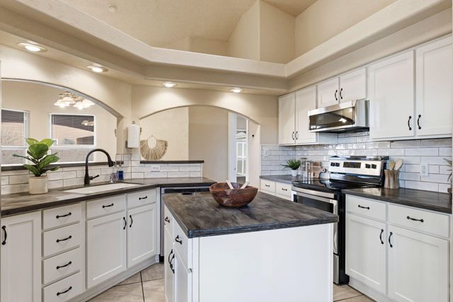 211 Hendrix Road NW, Albuquerque, NM 87107