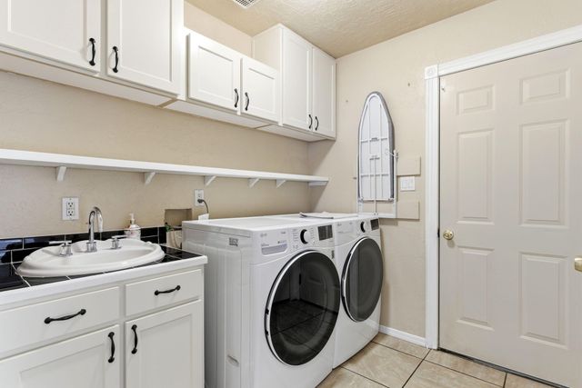 211 Hendrix Road NW, Albuquerque, NM 87107