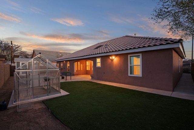 211 Hendrix Road NW, Albuquerque, NM 87107