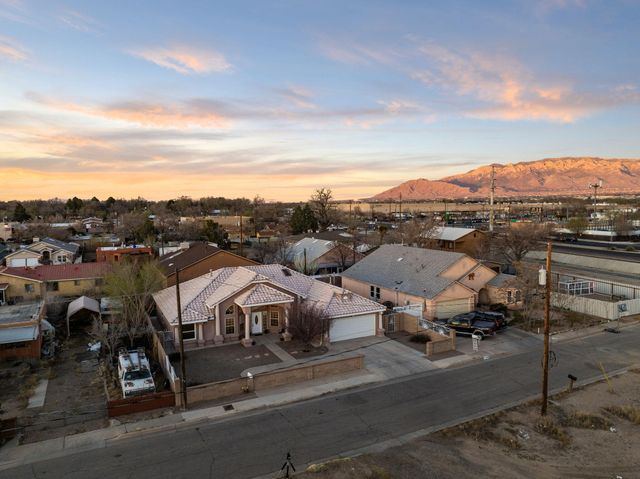 211 Hendrix Road NW, Albuquerque, NM 87107