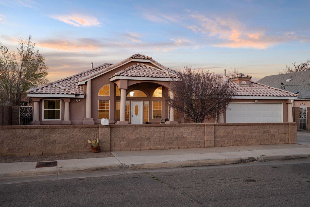 211 Hendrix Road NW, Albuquerque, NM 87107