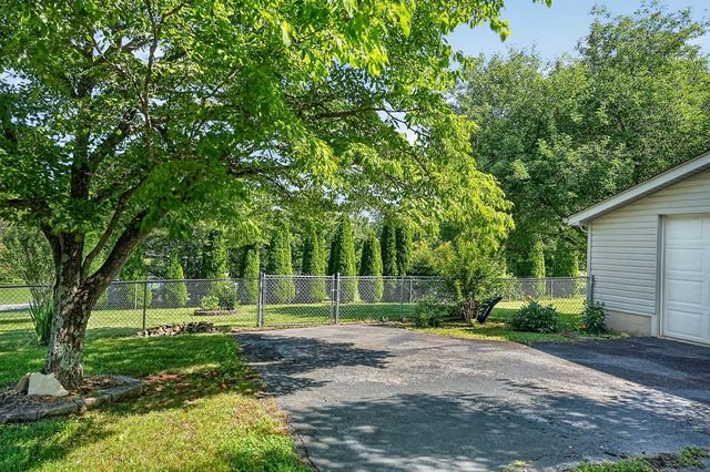 200 Woodmont Dr, Sparta, TN 38583