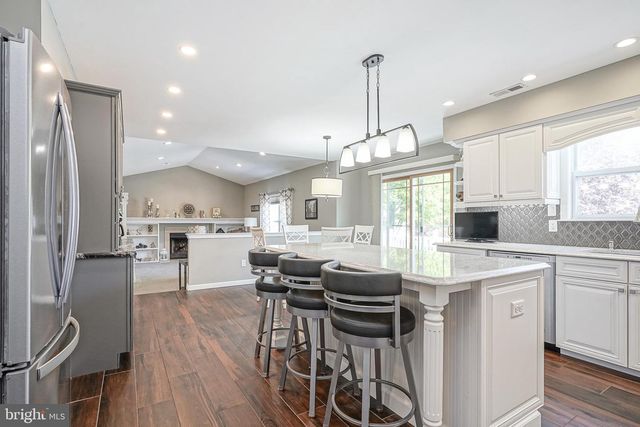 8 MELVILLE DR, Medford, NJ 08055