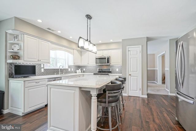 8 MELVILLE DR, Medford, NJ 08055