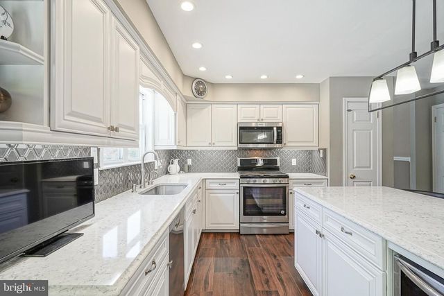 8 MELVILLE DR, Medford, NJ 08055