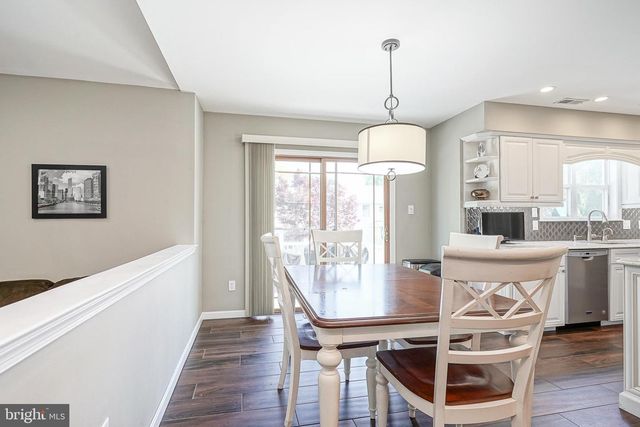 8 MELVILLE DR, Medford, NJ 08055