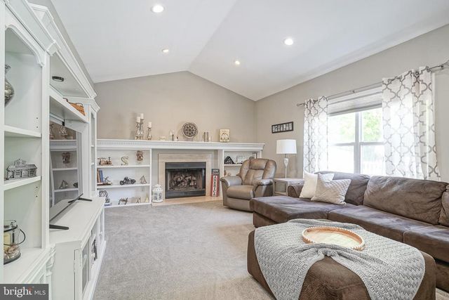 8 MELVILLE DR, Medford, NJ 08055