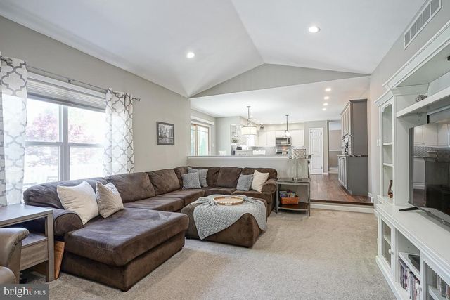 8 MELVILLE DR, Medford, NJ 08055