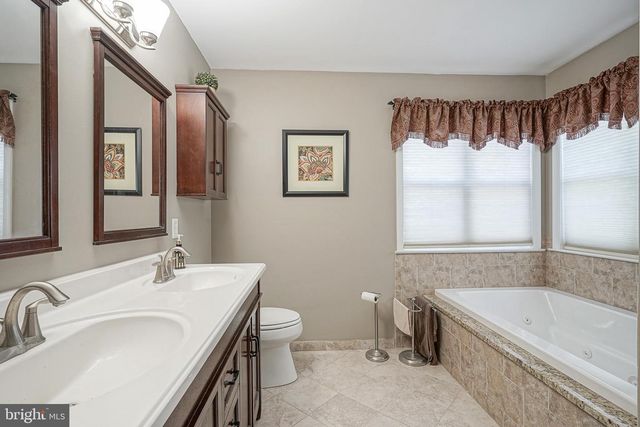 8 MELVILLE DR, Medford, NJ 08055