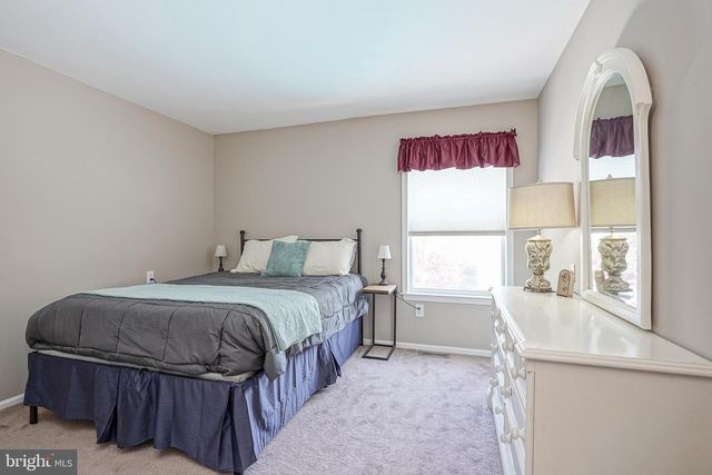 8 MELVILLE DR, Medford, NJ 08055