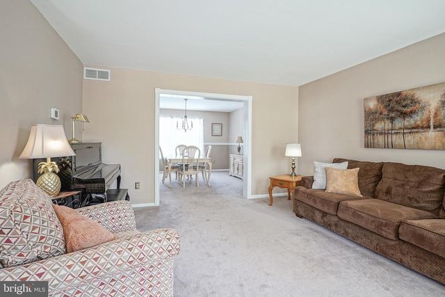 8 MELVILLE DR, Medford, NJ 08055