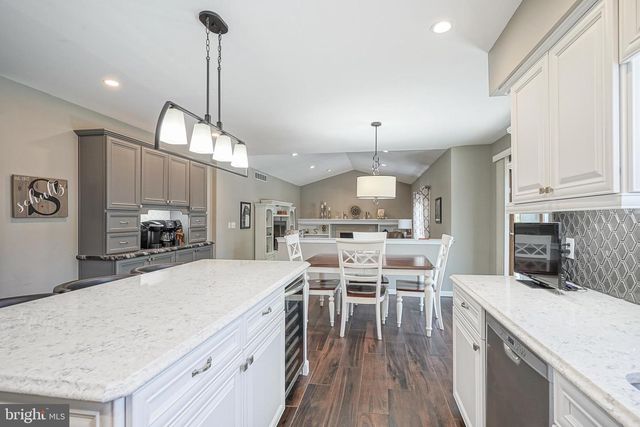 8 MELVILLE DR, Medford, NJ 08055