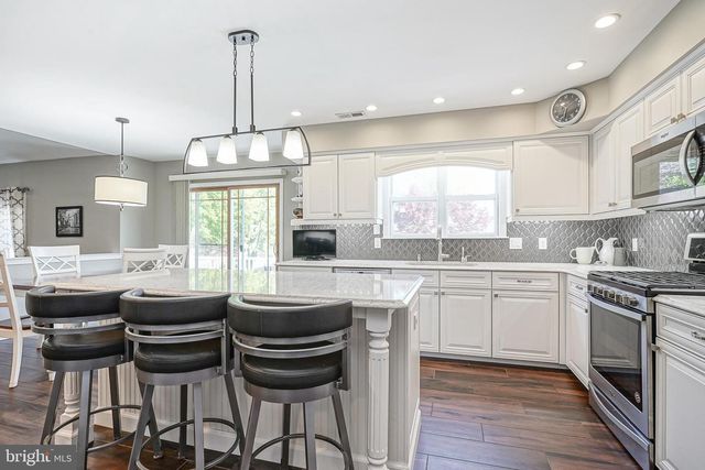 8 MELVILLE DR, Medford, NJ 08055