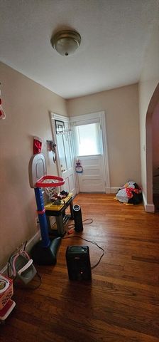 274 Pine St, Springfield, MA 01105