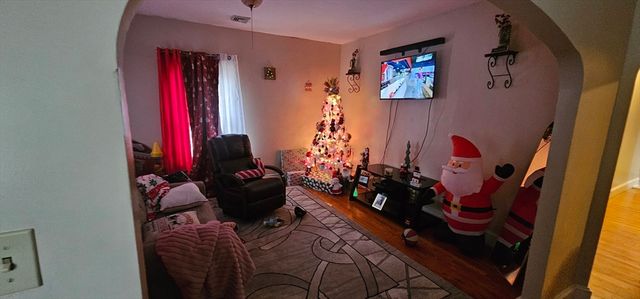 274 Pine St, Springfield, MA 01105