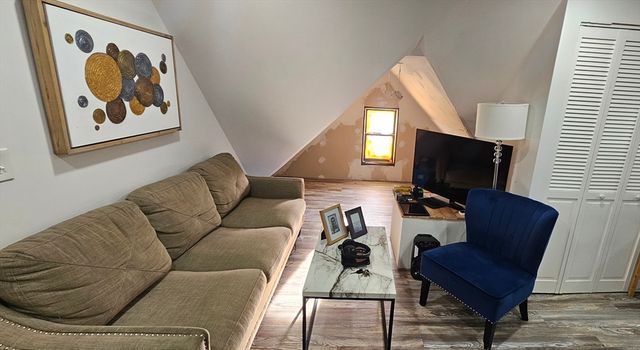 274 Pine St, Springfield, MA 01105