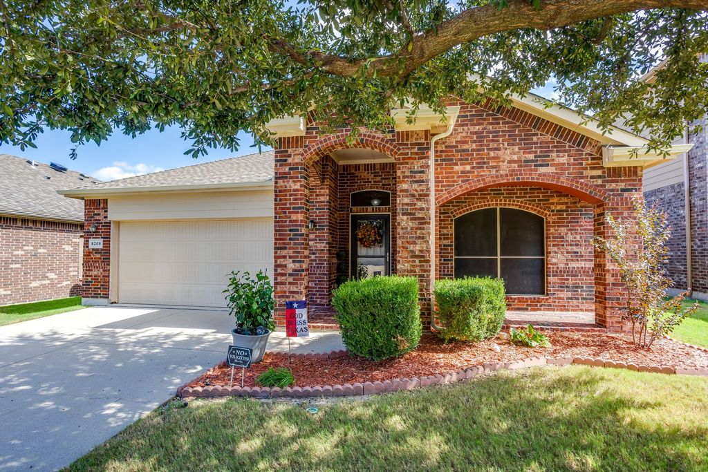 8208 Sleeping Doe Drive, Fort Worth, TX 76179 — exterior