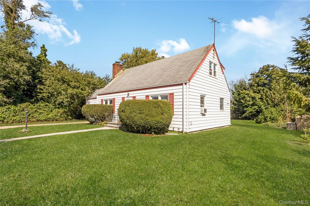 26 Dawes Avenue, Amity Harbor, NY 11701 — photo 2