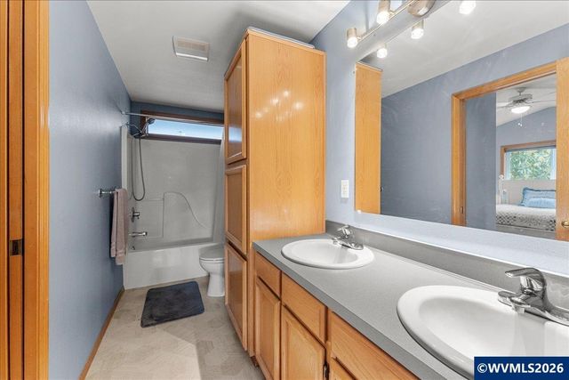 1064 Ashwood Ct SE, Salem, OR 97302