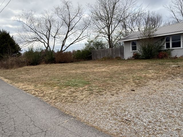 1025 Smith Ave, Hohenwald, TN 38462