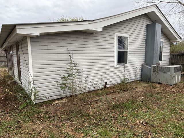 1025 Smith Ave, Hohenwald, TN 38462